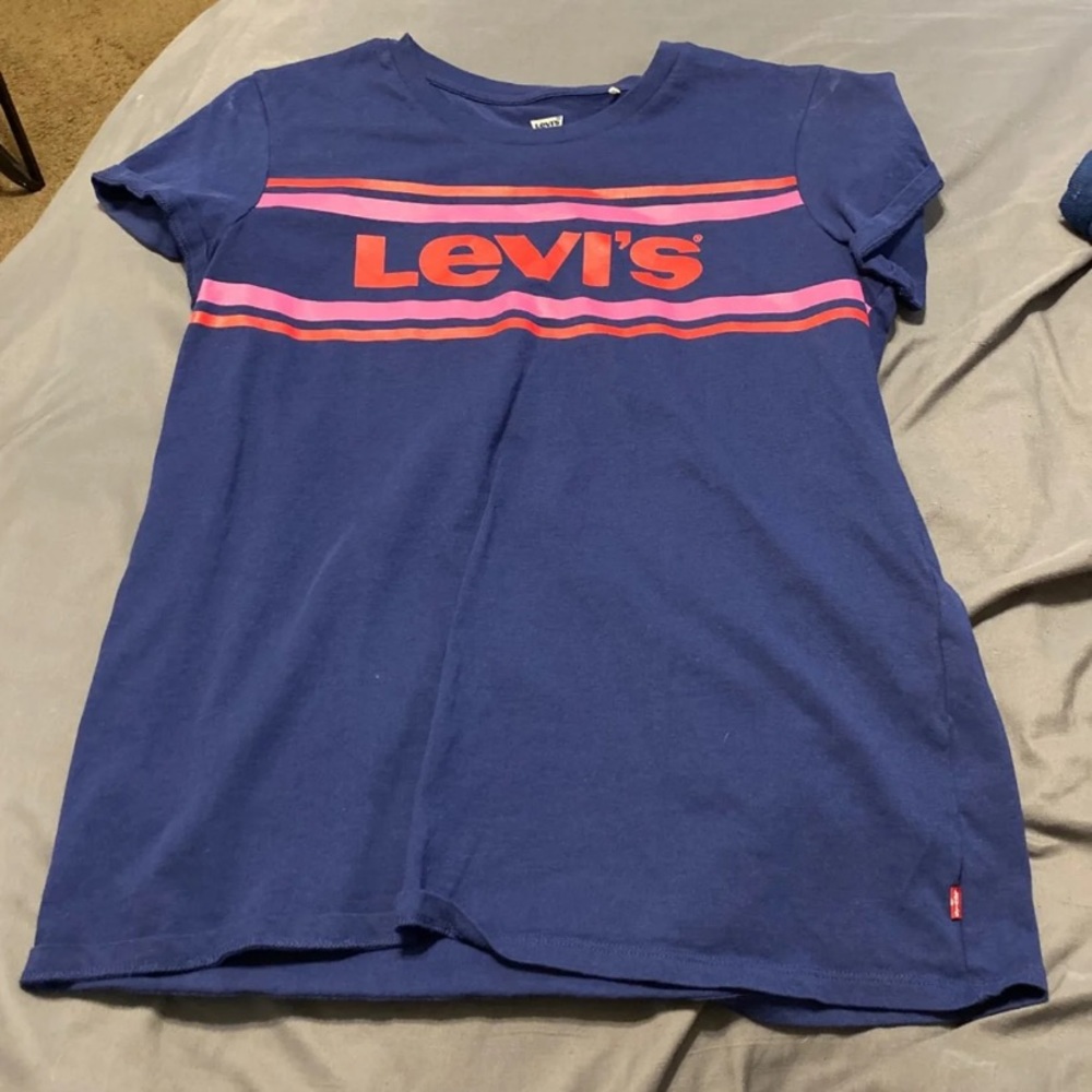 Women’s Size Medium Navy Blue Levi’s Tshirt